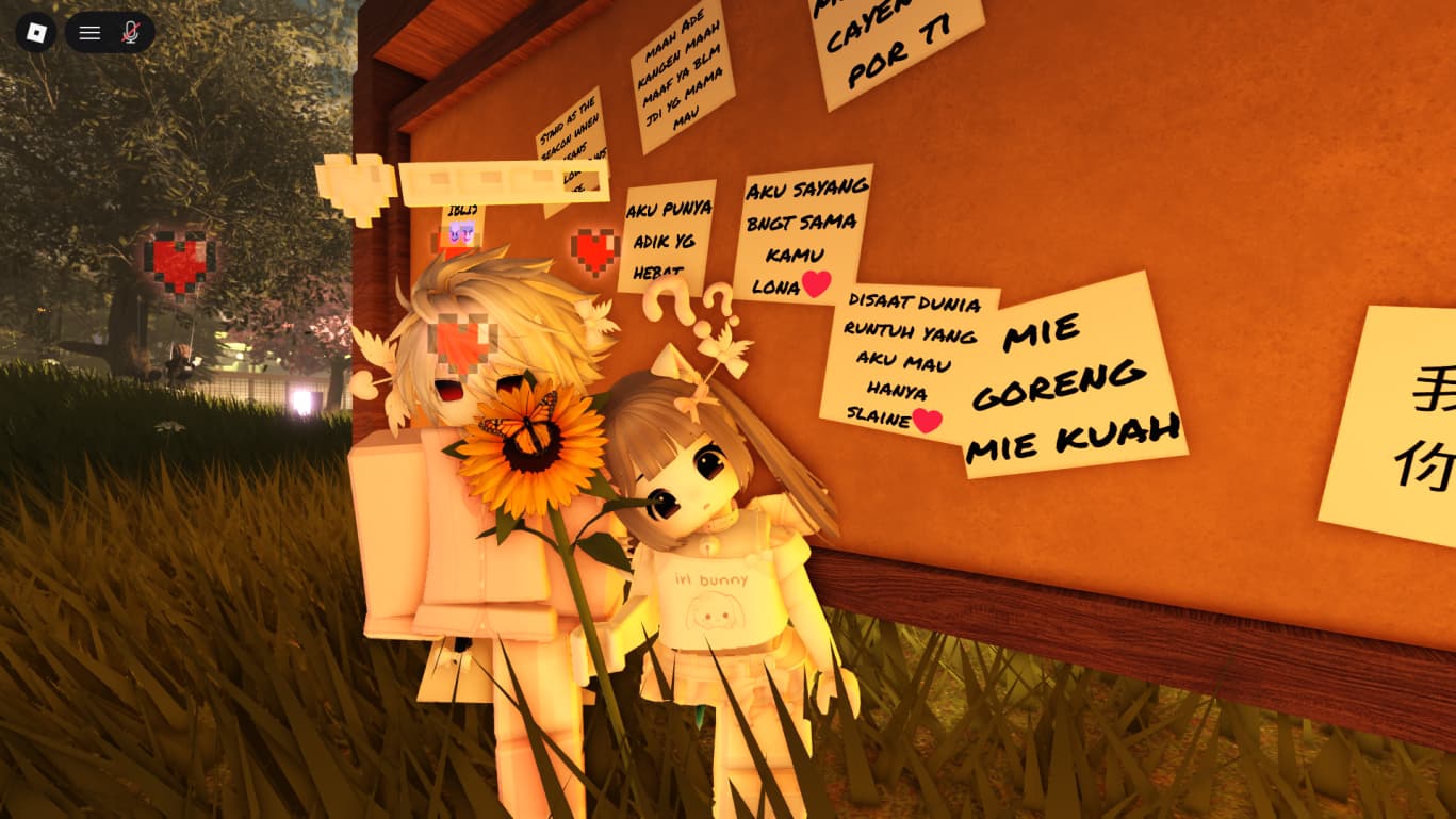 Bersama di depan papan pesan cinta